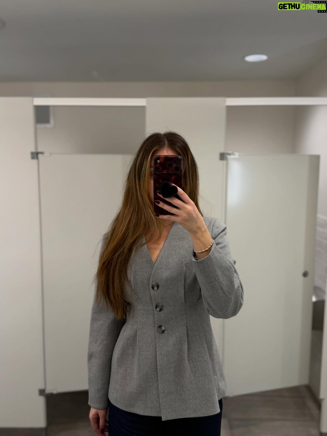 Camille Dufresne - 1.4K Likes - Les outfits que j’ai mis au travail dernièrement ☀️ vos prefs ? 😍