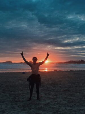 Camille Felton Instagram - 2025, tu auras été une année incroyable. Merci pour les nouvelles amitiés, les beaux projets et les relations profondes. Merci pour Surf Bay. Merci pour le déménagement. Merci pour les fous rires, les aventures, le surf, les plages et les couchers de soleil. 
2026, you better be good ❤️‍🔥