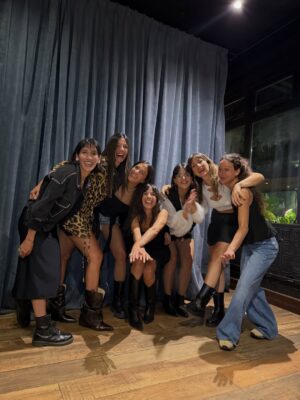 Candelaria Molfese Instagram - Una noche soñada con los míos! Que lindo cumplir 35 años rodeada de tanto amor! Gracias x todos los saludos ! Y por este lindo festejo! Feliz domingoooo ❤️🫶🏻😍