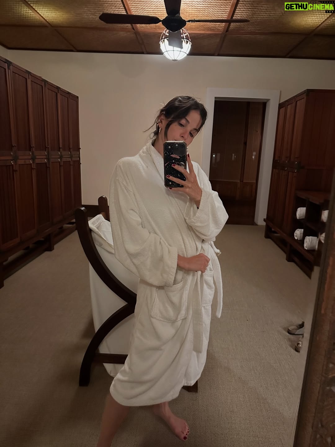 Candelaria Molfese - 36.7K Likes - Alo!!!! Esta escapada sí que valió la pena ! Estuve en @carmeloresortandspa 
Y no puedo creer lo lindo que es !!! Tengo un notición para darles! Ustedes también pueden ir ! Con el código “cande30” todos los que escriban esta semana (es decir hasta el domingo 17) tienen el 30% de descuento en su estadía para los meses de “ agosto, septiembre y octubre”  pueden hacerlo al teléfono  598 91 694 511
Yo se lo que les digo les va a encantar !!!! Es un sueño!!!! 
Yo lo disfruté full romántica pero hay para todas las opciones !!!