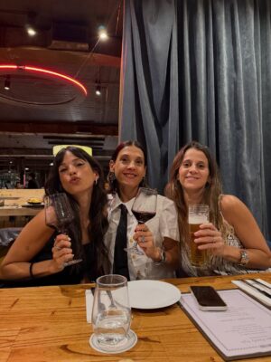 Candelaria Molfese Instagram - Una noche soñada con los míos! Que lindo cumplir 35 años rodeada de tanto amor! Gracias x todos los saludos ! Y por este lindo festejo! Feliz domingoooo ❤️🫶🏻😍
