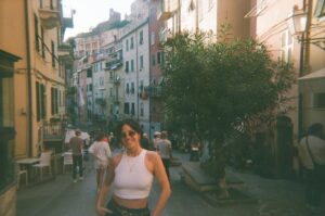 Candelaria Molfese Instagram - Un rollito de mi último viaje algunas fotos quedaron en el camino pero acá con seres que quiero mucho !🫶🏻❤️