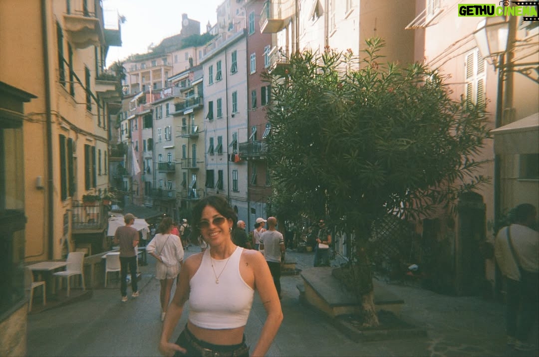 Candelaria Molfese - 31.5K Likes - Un rollito de mi último viaje algunas fotos quedaron en el camino pero acá con seres que quiero mucho !🫶🏻❤️