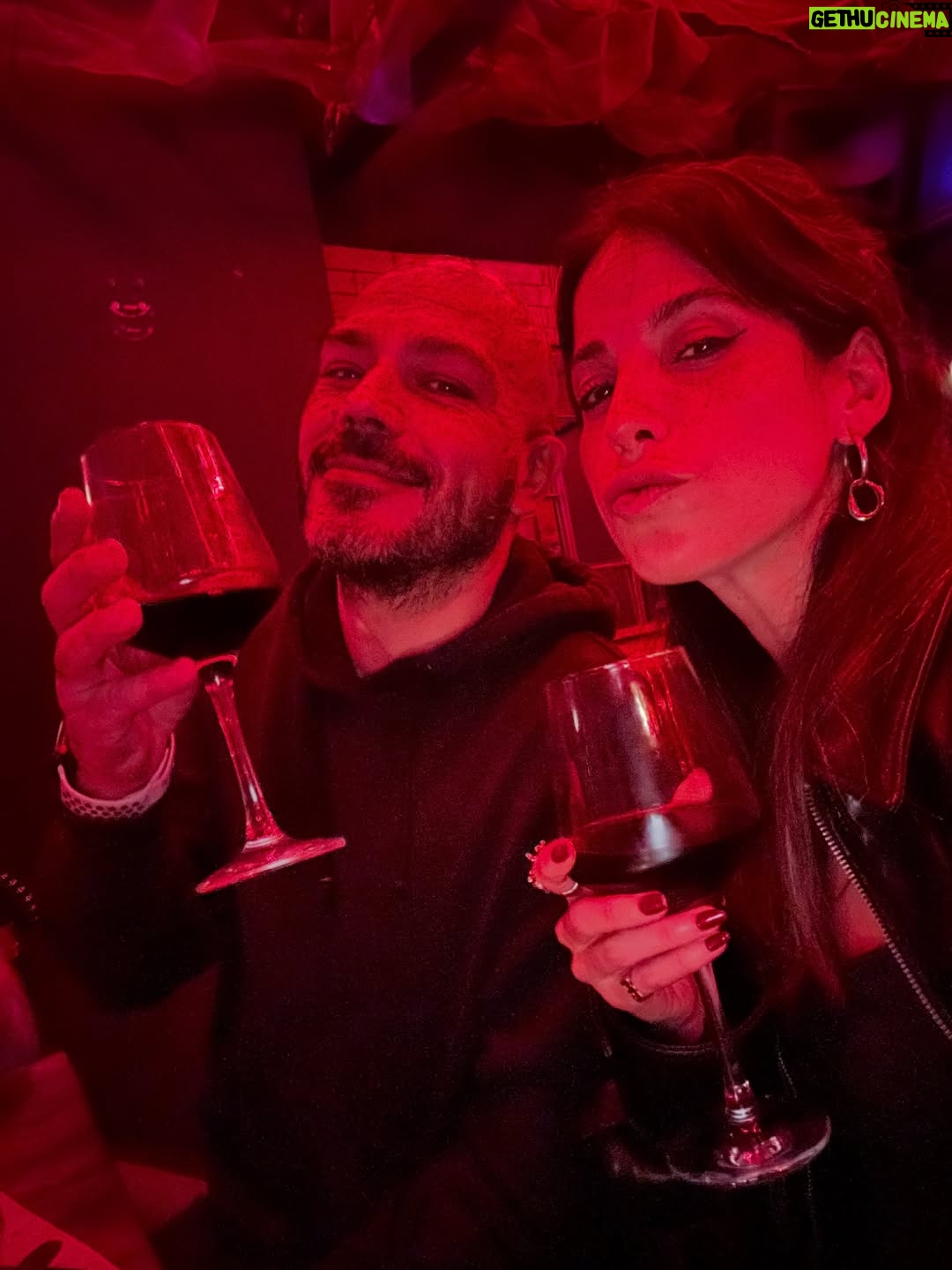 Candelaria Molfese - 86.2K Likes - La felicidad de viajar con amigos! ❤️ el orgullo es total de ver a mi mejor amigo hacer @lascosasmaravillosascordoba sos inmenso @facugamba se lo que luchaste para que suceda ❤️
Y que lindo ver a un grupo de amigos que ahí está para bancar los sueños y proyectos del otro! #locales