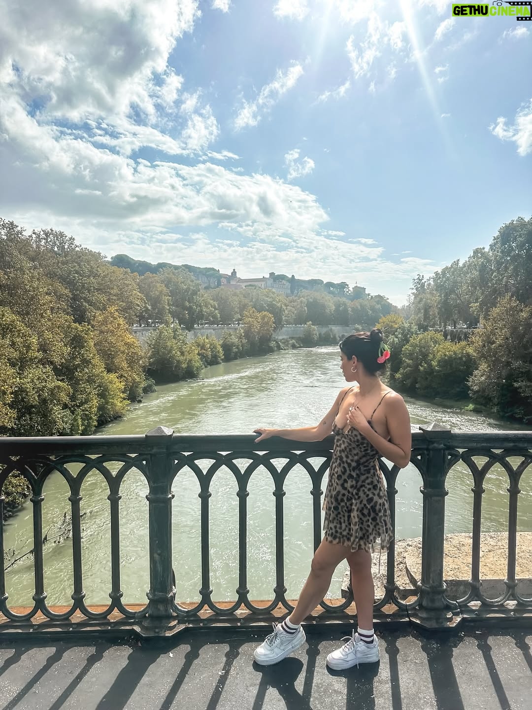Candelaria Molfese - 32.1K Likes - Algo de lo que me dejó Italia ❤️ que lindo comer rico, compartir con amigos y con Aco este destino increíble ❤️🫶🏻 ya llegando al final de este viaje épico pero re cargada de energías para terminar el año! 🙃💕🌹
Roma- Florencia - Milán- Cinque terre 🇮🇹