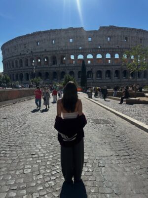 Candelaria Molfese Instagram - Algo de lo que me dejó Italia ❤️ que lindo comer rico, compartir con amigos y con Aco este destino increíble ❤️🫶🏻 ya llegando al final de este viaje épico pero re cargada de energías para terminar el año! 🙃💕🌹
Roma- Florencia - Milán- Cinque terre 🇮🇹