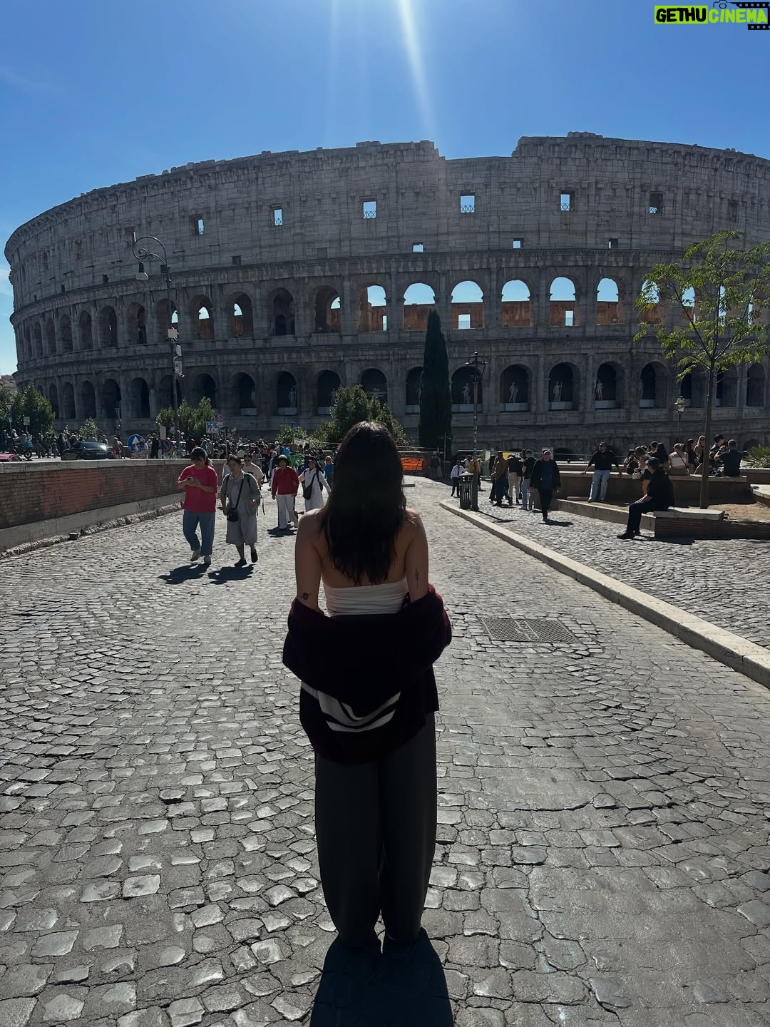 Candelaria Molfese - 32.1K Likes - Algo de lo que me dejó Italia ❤️ que lindo comer rico, compartir con amigos y con Aco este destino increíble ❤️🫶🏻 ya llegando al final de este viaje épico pero re cargada de energías para terminar el año! 🙃💕🌹
Roma- Florencia - Milán- Cinque terre 🇮🇹