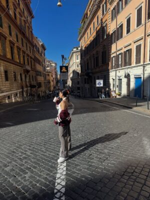 Candelaria Molfese Instagram - Algo de lo que me dejó Italia ❤️ que lindo comer rico, compartir con amigos y con Aco este destino increíble ❤️🫶🏻 ya llegando al final de este viaje épico pero re cargada de energías para terminar el año! 🙃💕🌹
Roma- Florencia - Milán- Cinque terre 🇮🇹