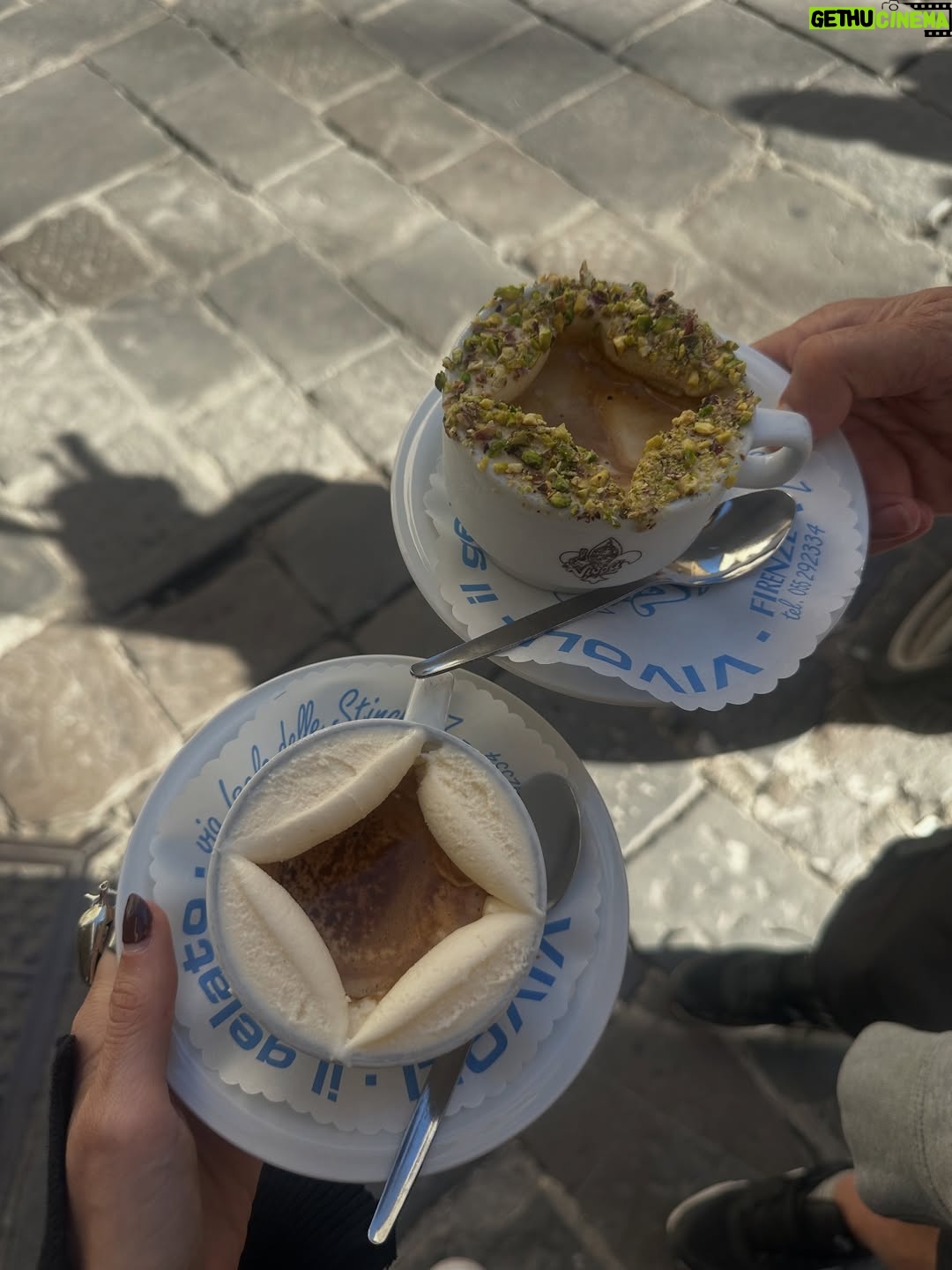 Candelaria Molfese - 32.1K Likes - Algo de lo que me dejó Italia ❤️ que lindo comer rico, compartir con amigos y con Aco este destino increíble ❤️🫶🏻 ya llegando al final de este viaje épico pero re cargada de energías para terminar el año! 🙃💕🌹
Roma- Florencia - Milán- Cinque terre 🇮🇹
