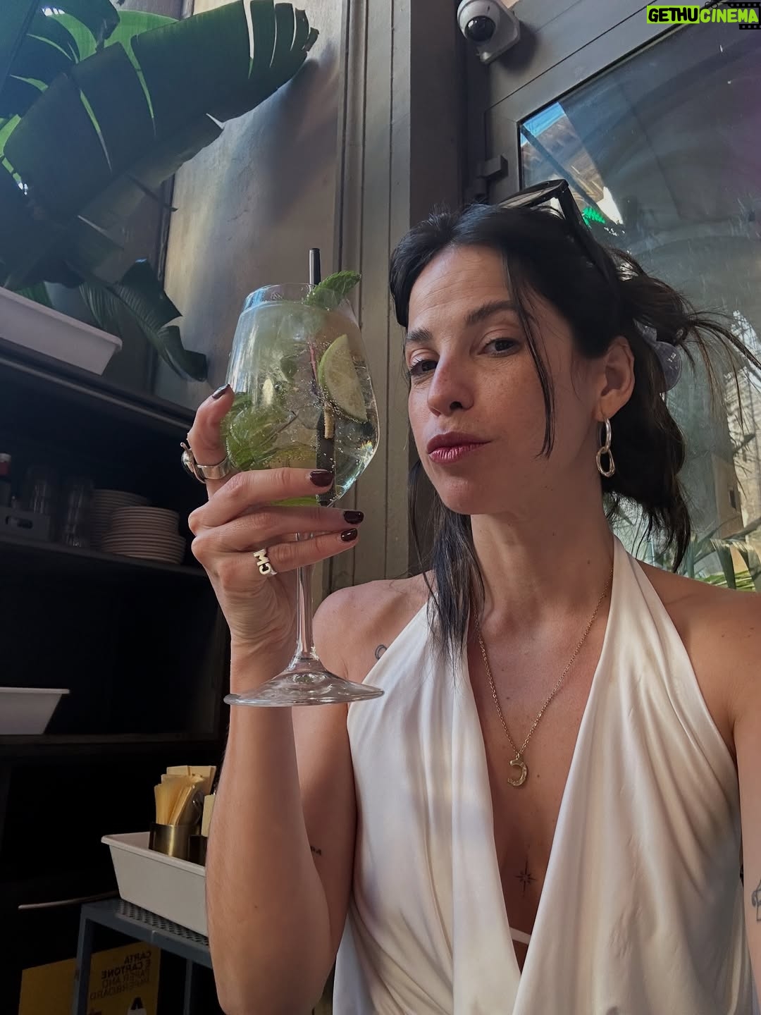 Candelaria Molfese - 32.1K Likes - Algo de lo que me dejó Italia ❤️ que lindo comer rico, compartir con amigos y con Aco este destino increíble ❤️🫶🏻 ya llegando al final de este viaje épico pero re cargada de energías para terminar el año! 🙃💕🌹
Roma- Florencia - Milán- Cinque terre 🇮🇹