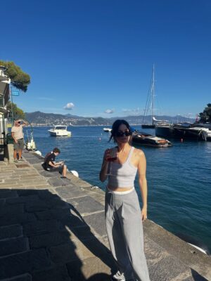 Candelaria Molfese Instagram - Algo de lo que me dejó Italia ❤️ que lindo comer rico, compartir con amigos y con Aco este destino increíble ❤️🫶🏻 ya llegando al final de este viaje épico pero re cargada de energías para terminar el año! 🙃💕🌹
Roma- Florencia - Milán- Cinque terre 🇮🇹