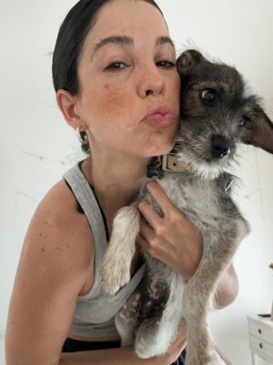 Candelaria Molfese Instagram - Y nuevamente me animé a sumar otro 🐶 a mi hogar ❤️ Romeo ya llegó a casa hace 2 semanas y ya tiene mi corazón entero, que lindo es volver a adoptar debo decir que dude mucho por miedo a que Almen sufra pero definitivamente si bien a veces por ser cachorro y pesado quiere huir, ahora ella pasa horas jugando con él y tiene un compañero cuando salgo! Se aman ❤️
Quiero agradecerle de corazón a @pichichosalrescate que confiaron en mí y en Joaco para que Rome sea parte de nuestro hogar, admiro mucho el labor que hacen y créanme que adoptar les va a cambiar la vida ! Es un gesto de amor inmenso y van a recibir más de lo que creen ! Hay muchos perritos en situación de calle es NECESARIO ❤️🐶 
Almen y Rome que bien suena ❤️