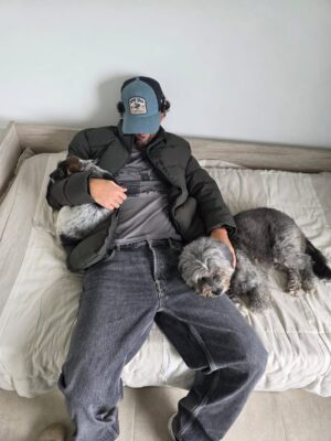 Candelaria Molfese Instagram - Y nuevamente me animé a sumar otro 🐶 a mi hogar ❤️ Romeo ya llegó a casa hace 2 semanas y ya tiene mi corazón entero, que lindo es volver a adoptar debo decir que dude mucho por miedo a que Almen sufra pero definitivamente si bien a veces por ser cachorro y pesado quiere huir, ahora ella pasa horas jugando con él y tiene un compañero cuando salgo! Se aman ❤️
Quiero agradecerle de corazón a @pichichosalrescate que confiaron en mí y en Joaco para que Rome sea parte de nuestro hogar, admiro mucho el labor que hacen y créanme que adoptar les va a cambiar la vida ! Es un gesto de amor inmenso y van a recibir más de lo que creen ! Hay muchos perritos en situación de calle es NECESARIO ❤️🐶 
Almen y Rome que bien suena ❤️