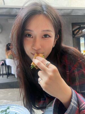 Candy Wong Instagram - ·
🥑☕️🤍🧣✨