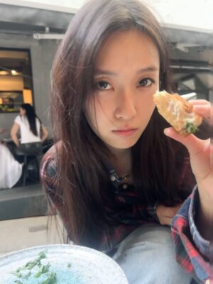 Candy Wong Instagram - ·
🥑☕️🤍🧣✨