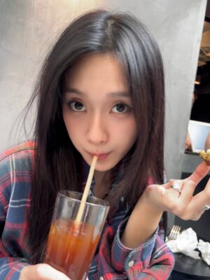 Candy Wong Instagram - ·
🥑☕️🤍🧣✨