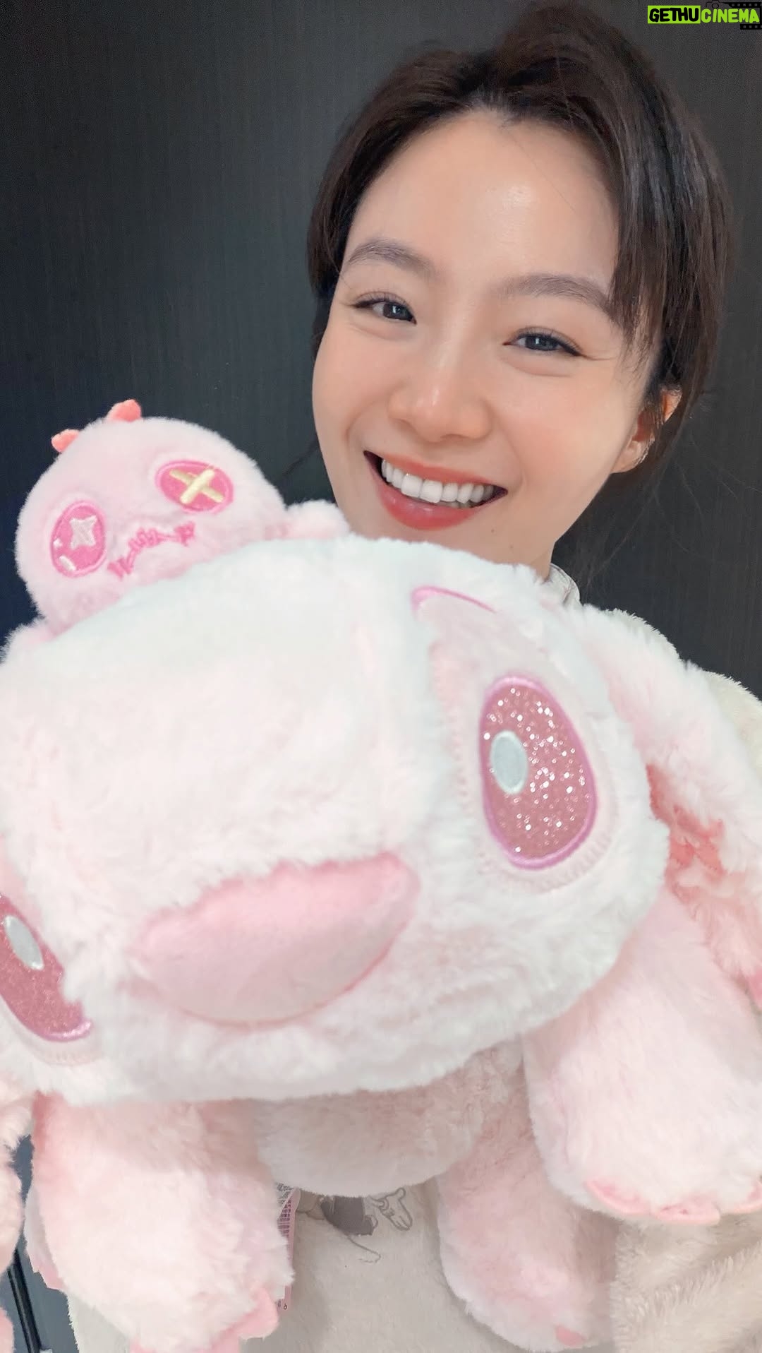 Candy Yang - 117 Likes - .
史迪奇也太可愛了吧！！！
拆盲盒真的好療癒喔！重點是粉紅色的史迪奇好軟好舒服～～工作壓力大就是會想要收集可愛的小東西，現在各種IP授權的可愛小物竟然可以平價入手，不用再到國外買了！！

我在國外最喜歡逛的MINISO臺灣也要有快閃店了 @miniso.tw 

1/30開幕當天，不限消費金額就會送這個影片中的盲盒!!!市值$549會不會太讚~限量250名不要錯過🔥

【MINISO X 史迪奇】
臺南新光三越西門新天地
臺南市中西區西門路一段658號
1/30~3/3
臺北新光三越A11
臺北市信義區松壽路11號
2/13~3/8
#MINISO #MINISOTW