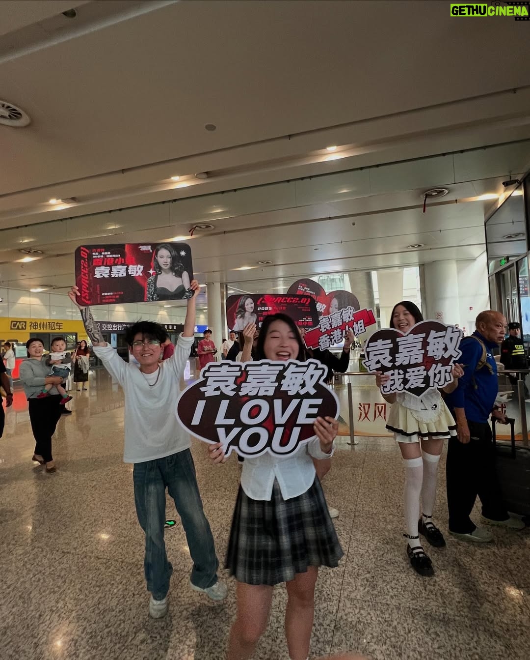 Candy Yuen - 11.4K Likes - Earlier this month I flew to Xuzhou, Jiangsu to a show. It’s nice to see the fans again! I spent a lot of time signing many A4 size photos and only had a few minutes to take some quick selfies before I go on stage. Hopefully at my next show I can vlog a little bit to share my travel and experience with you. #jiangsu #china #show #showtime