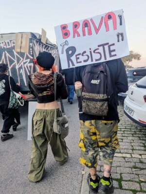 Capicua Instagram - Última colecção de recortes do ano!!
Foi lindo ver as minhas frases em cartazes de manifes, receber as vossas fotos e todos estes desdobramentos da minha música! 
Obrigada por me levarem por aí 🥲❤️
🙏