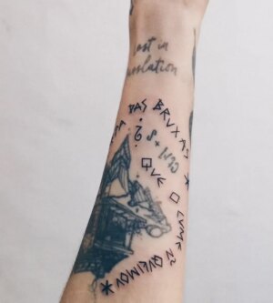 Capicua Instagram - Última colecção de recortes do ano!!
Foi lindo ver as minhas frases em cartazes de manifes, receber as vossas fotos e todos estes desdobramentos da minha música! 
Obrigada por me levarem por aí 🥲❤️
🙏