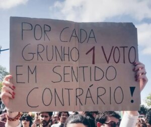 Capicua Instagram - Última colecção de recortes do ano!!
Foi lindo ver as minhas frases em cartazes de manifes, receber as vossas fotos e todos estes desdobramentos da minha música! 
Obrigada por me levarem por aí 🥲❤️
🙏