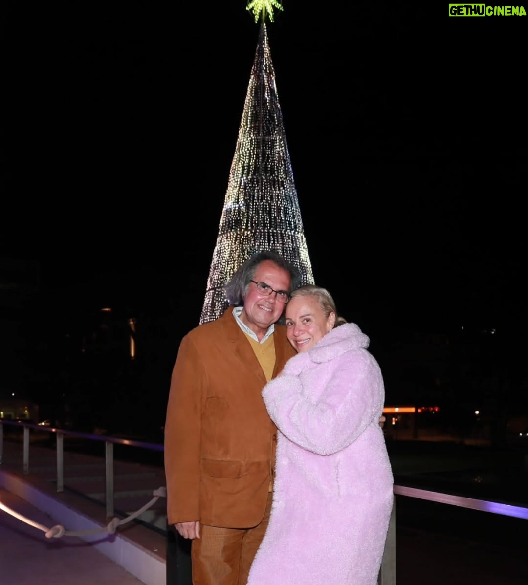 Carla Andrino - 1.4K Likes - A árvore de Natal do @casino.estoril está linda de VIVER ❤️ #grataavida #quesorteanossa