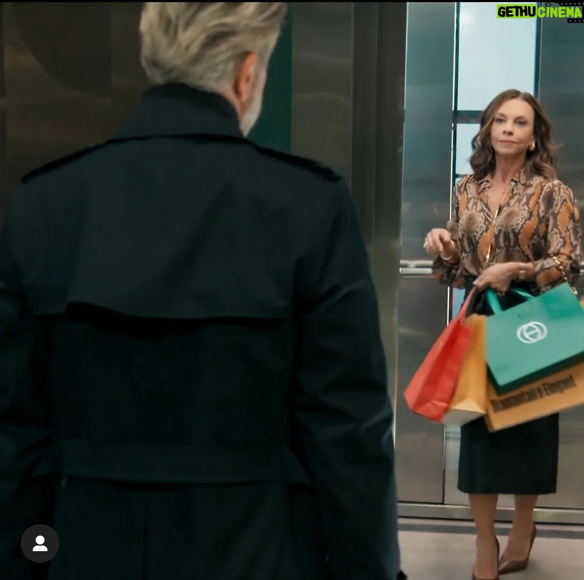 Carla Marins - 4.8K Likes - Absolute novelão! Ainda impactada com a nossa estreia!  Três Graças não vai só contar uma história, vai falar da nossa realidade, tem segredo, tem crime, tem amor proibido, tem corrupção que maltrata os mais vulneráveis, tem vinganca e redenção! 

Feliz demais em fazer parte desta nata de elenco e equipe artística e técnica pra contar essa  história tão comovente. Obrigada @luizhrios ,@virgiliusilva @aguinaldofsilva , @ze_dassilva @villamarimluiz  @borachico @guigobbi

Com essa linda abertura embalada pelas vozes de @thiaguinho e @negrali , a nova novela das 9, Três Graças está chegando!