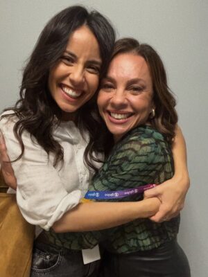 Carla Marins Instagram - A amizade sincera entre Xênica e Zenilda está florescendo e eu amando contracenar com esse furacão de talento e energia maravilhosa que é @aandreiahorta ❤️‍🔥 #trêsgraças