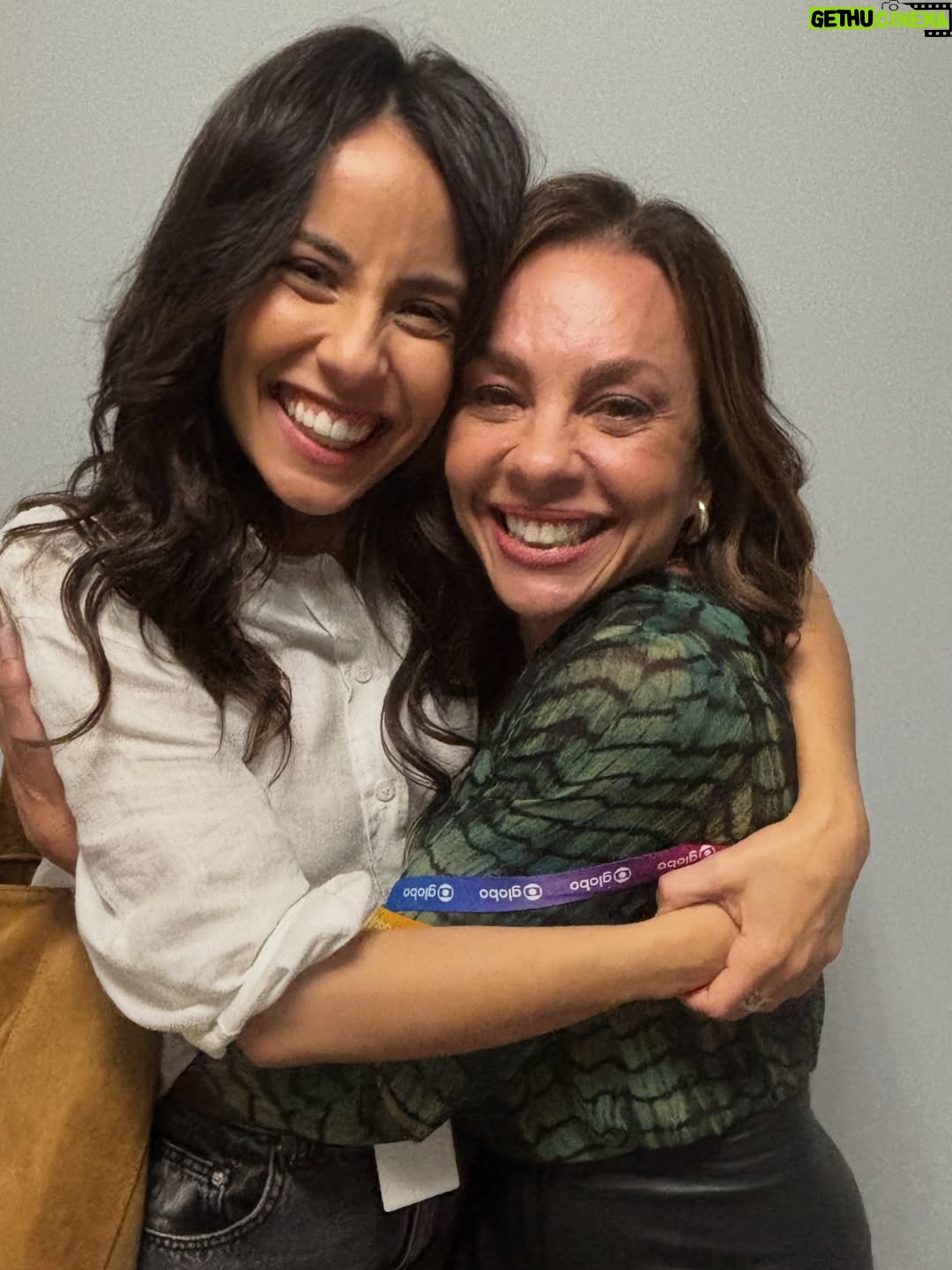 Carla Marins - 27K Likes - A amizade sincera entre Xênica e Zenilda está florescendo e eu amando contracenar com esse furacão de talento e energia maravilhosa que é @aandreiahorta ❤️‍🔥 #trêsgraças