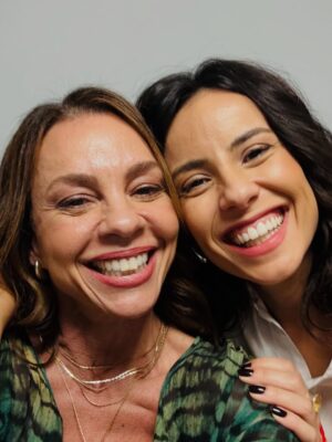 Carla Marins Instagram - A amizade sincera entre Xênica e Zenilda está florescendo e eu amando contracenar com esse furacão de talento e energia maravilhosa que é @aandreiahorta ❤️‍🔥 #trêsgraças