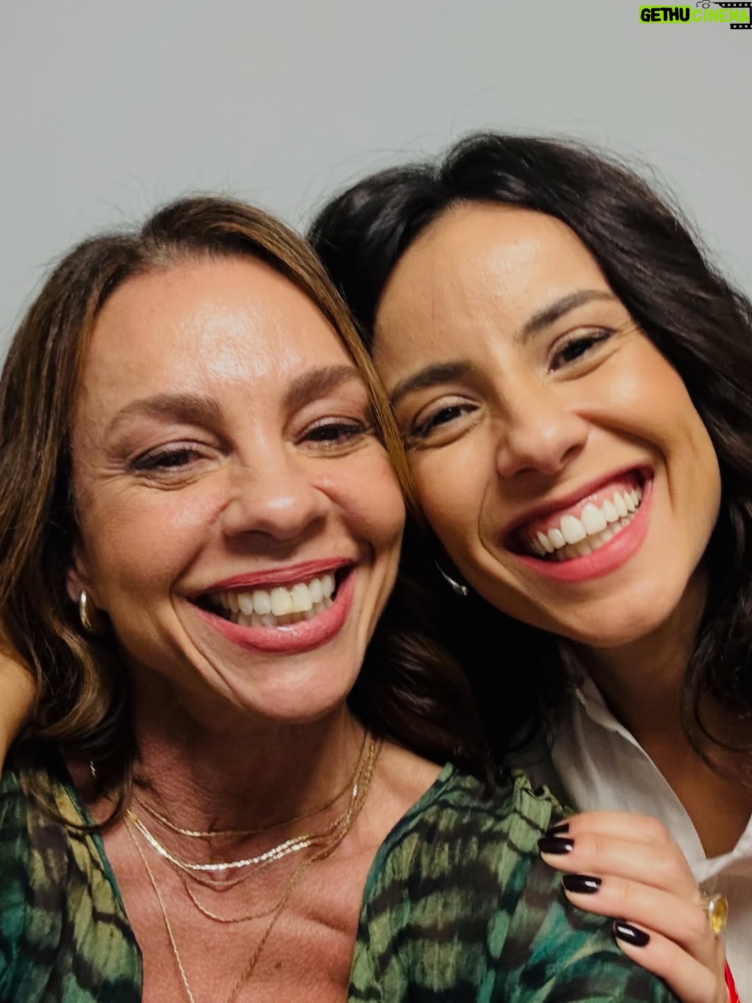 Carla Marins - 27K Likes - A amizade sincera entre Xênica e Zenilda está florescendo e eu amando contracenar com esse furacão de talento e energia maravilhosa que é @aandreiahorta ❤️‍🔥 #trêsgraças