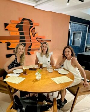 Carla Marins Instagram - Entre conversas, risadas e um almoço delícia no @koralrest, o caminho para um dia incrível!

Obrigada, @alan.victorrr e @pedrocoronhaa! Estava tudo maravilhoso! 

Uma sexta linda pra nós! ✨