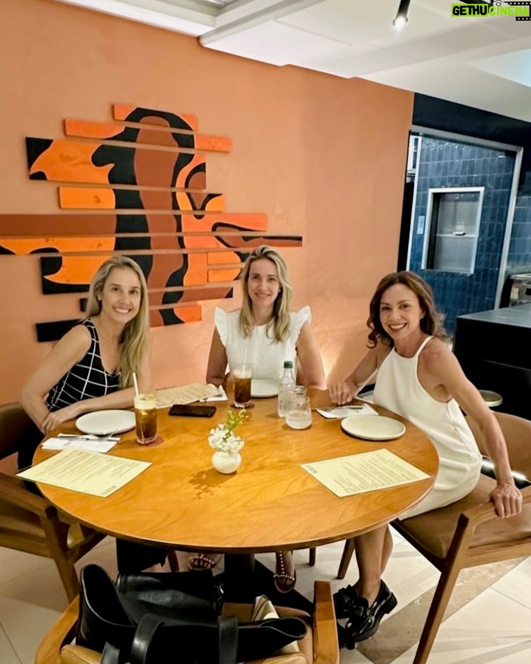 Carla Marins - 14.4K Likes - Entre conversas, risadas e um almoço delícia no @koralrest, o caminho para um dia incrível!

Obrigada, @alan.victorrr e @pedrocoronhaa! Estava tudo maravilhoso! 

Uma sexta linda pra nós! ✨