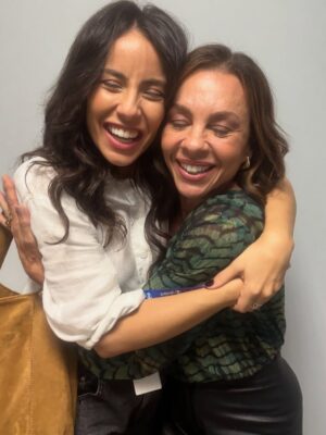 Carla Marins Instagram - A amizade sincera entre Xênica e Zenilda está florescendo e eu amando contracenar com esse furacão de talento e energia maravilhosa que é @aandreiahorta ❤️‍🔥 #trêsgraças