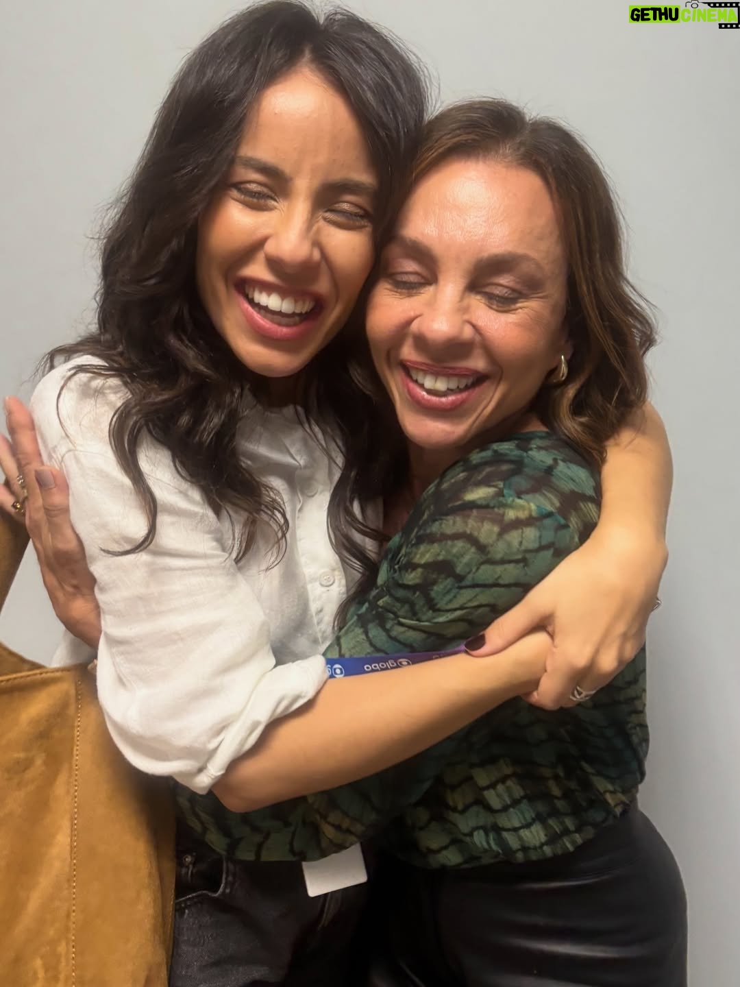 Carla Marins - 27K Likes - A amizade sincera entre Xênica e Zenilda está florescendo e eu amando contracenar com esse furacão de talento e energia maravilhosa que é @aandreiahorta ❤️‍🔥 #trêsgraças