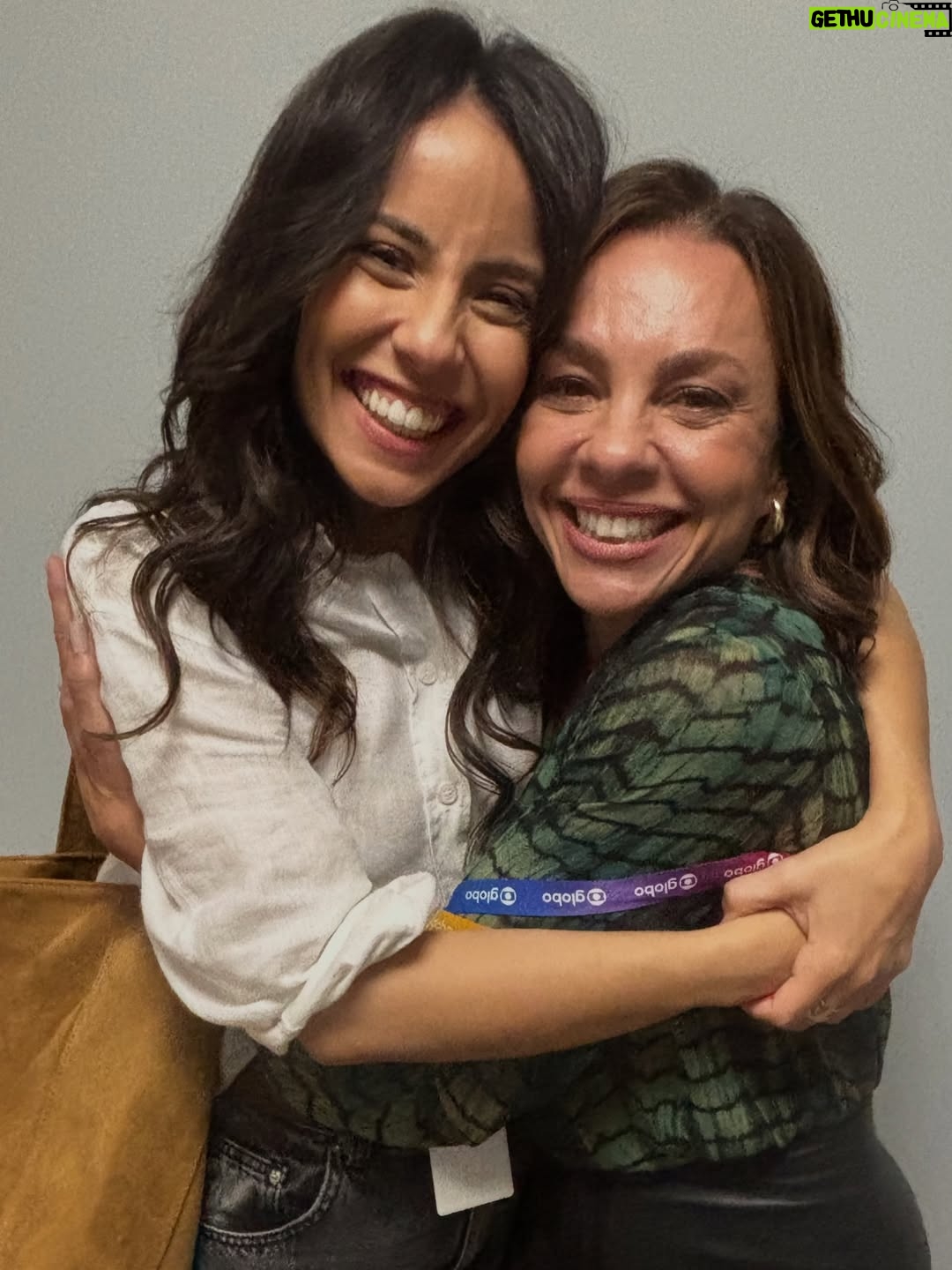 Carla Marins - 27K Likes - A amizade sincera entre Xênica e Zenilda está florescendo e eu amando contracenar com esse furacão de talento e energia maravilhosa que é @aandreiahorta ❤️‍🔥 #trêsgraças