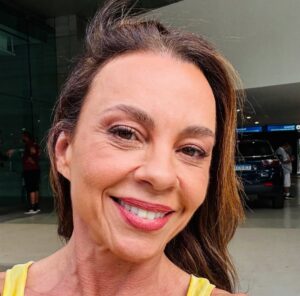 Carla Marins Instagram - Cada pensamento é uma semente, que façamos boas escolhas, com coragem e autenticidade! Vamo que vamo 2026! ☄️