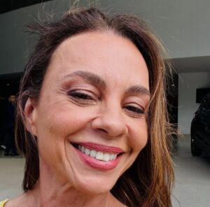 Carla Marins Instagram - Cada pensamento é uma semente, que façamos boas escolhas, com coragem e autenticidade! Vamo que vamo 2026! ☄️
