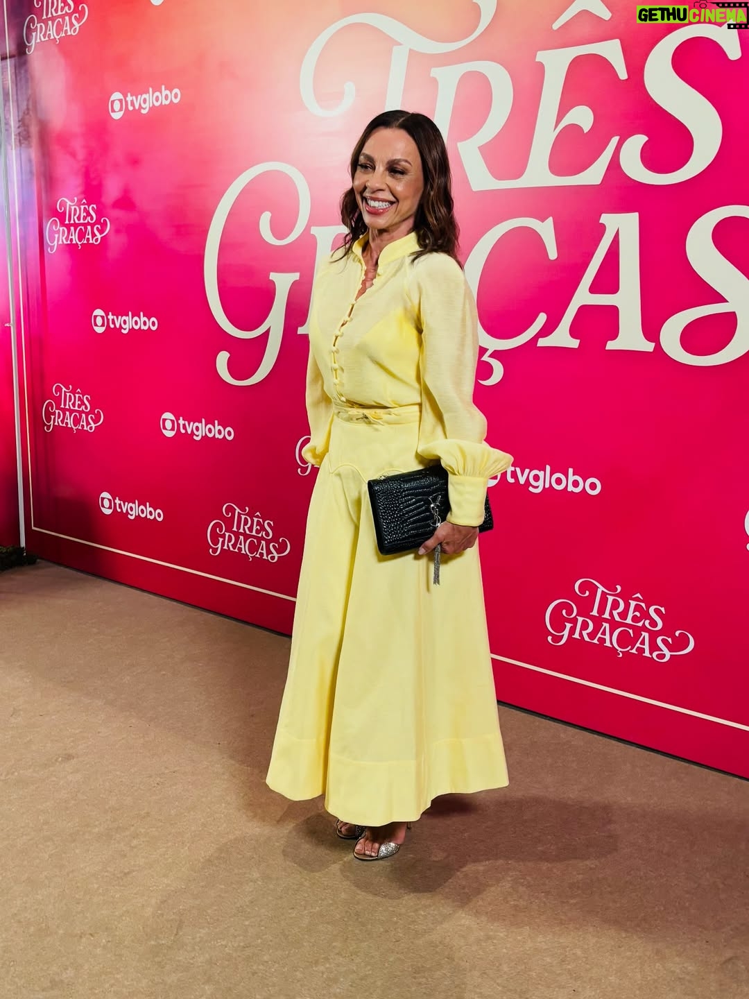 Carla Marins - 12.9K Likes - Noite linda na festa de lançamento impecavelmente produzida para celebrar a nova novela das 21 h na @tvglobo , Três Graças! Uma trama repleta de brasilidade, muito atual , romântica, misteriosa e com toques de humor.

Com: @tuliostaling img. 5 @sophiecharlotte1 img. 6 @dirapaes e Rodrigo Garcia img.7 e  Guilherme Gobbi img. 8

Stylist : @nathfiaes
Make : @omarbergea