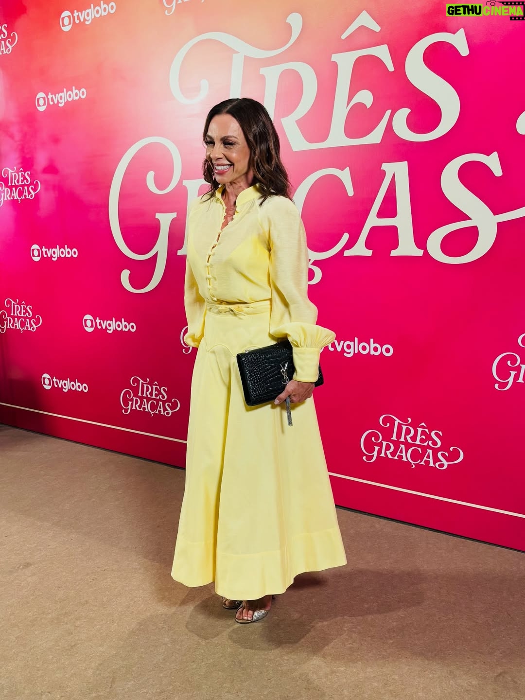 Carla Marins - 12.9K Likes - Noite linda na festa de lançamento impecavelmente produzida para celebrar a nova novela das 21 h na @tvglobo , Três Graças! Uma trama repleta de brasilidade, muito atual , romântica, misteriosa e com toques de humor.

Com: @tuliostaling img. 5 @sophiecharlotte1 img. 6 @dirapaes e Rodrigo Garcia img.7 e  Guilherme Gobbi img. 8

Stylist : @nathfiaes
Make : @omarbergea