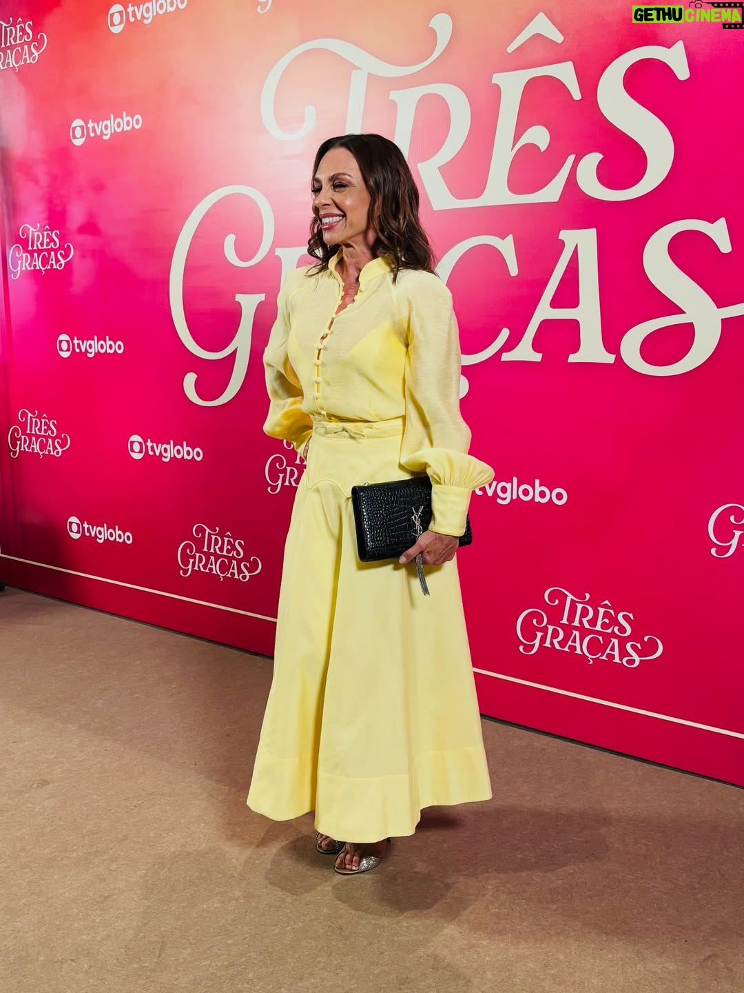 Carla Marins - 12.9K Likes - Noite linda na festa de lançamento impecavelmente produzida para celebrar a nova novela das 21 h na @tvglobo , Três Graças! Uma trama repleta de brasilidade, muito atual , romântica, misteriosa e com toques de humor.

Com: @tuliostaling img. 5 @sophiecharlotte1 img. 6 @dirapaes e Rodrigo Garcia img.7 e  Guilherme Gobbi img. 8

Stylist : @nathfiaes
Make : @omarbergea