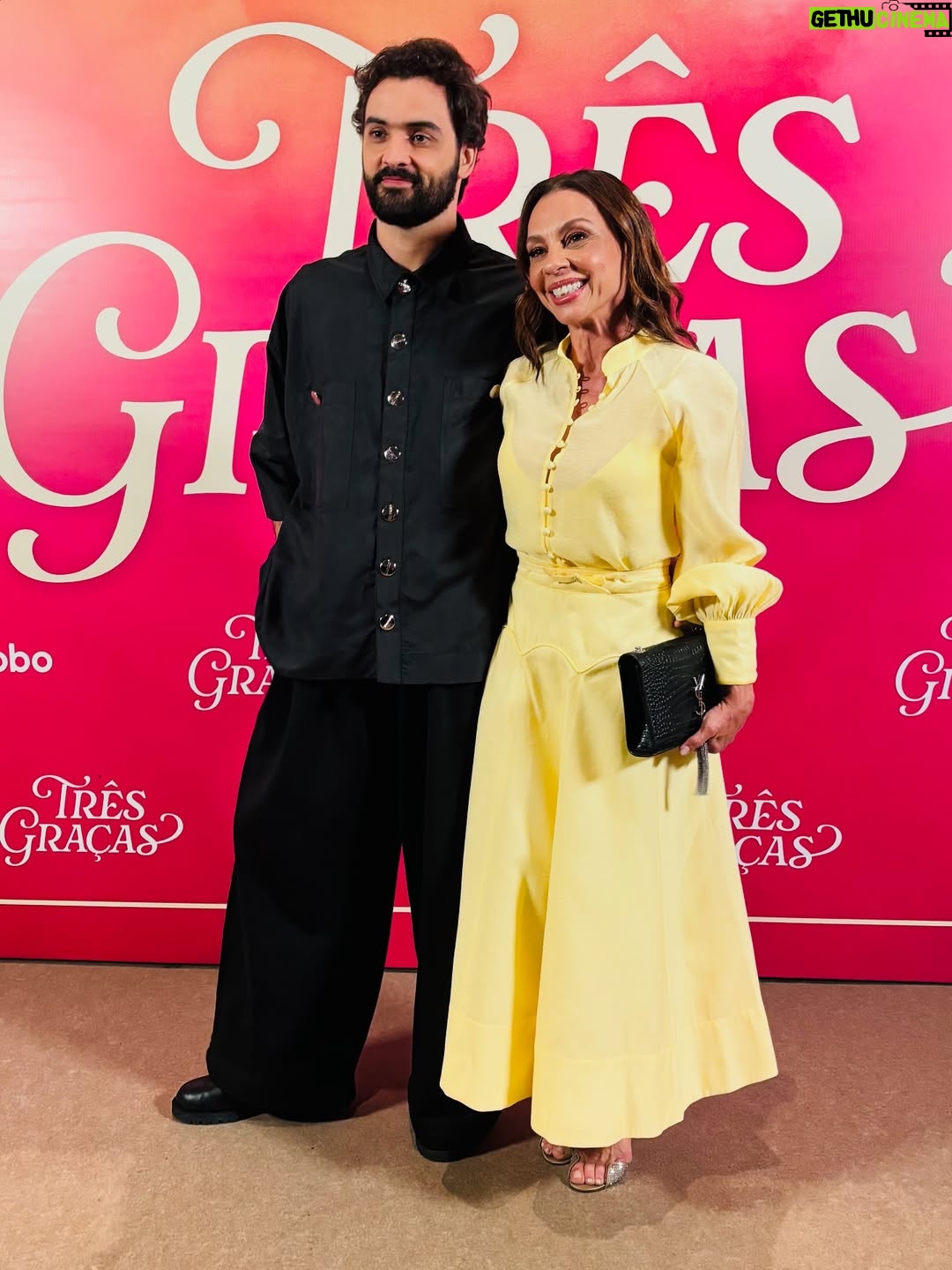 Carla Marins - 12.9K Likes - Noite linda na festa de lançamento impecavelmente produzida para celebrar a nova novela das 21 h na @tvglobo , Três Graças! Uma trama repleta de brasilidade, muito atual , romântica, misteriosa e com toques de humor.

Com: @tuliostaling img. 5 @sophiecharlotte1 img. 6 @dirapaes e Rodrigo Garcia img.7 e  Guilherme Gobbi img. 8

Stylist : @nathfiaes
Make : @omarbergea