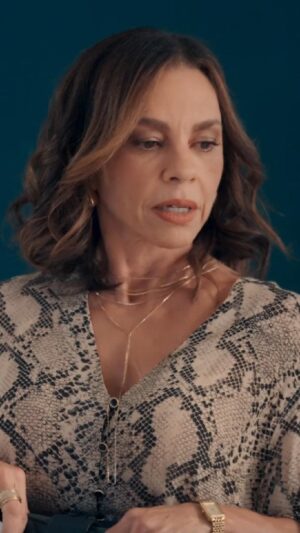 Carla Marins Instagram - Xênica ouvindo TUDO atrás da porta 👀 Agora, o Macedo investigar o Doutor José Maria a mando do Ferette! 🫣 #TrêsGraças