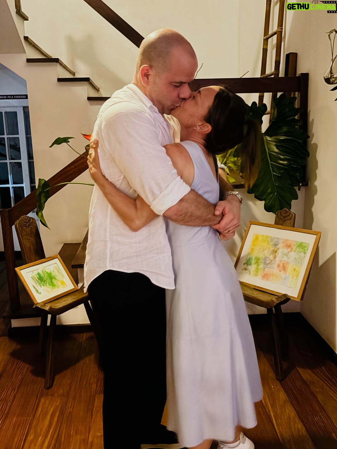 Carla Marins - 7.7K Likes - Niver do meu amor mas o presente é ele, pra mim, pra nossa família e para os amigos.. .
Convivendo bem de pertinho há quase duas décadas,  vibro a cada dia com sua energia contagiante, positiva, sua entrega e seu foco em transformar e impactar nossas vidas com seu amor. Esse amor que cura, transcende e transmuta tudo ao seu redor! Obrigada por tanto! Feliz vida ! Feliz novo ciclo!