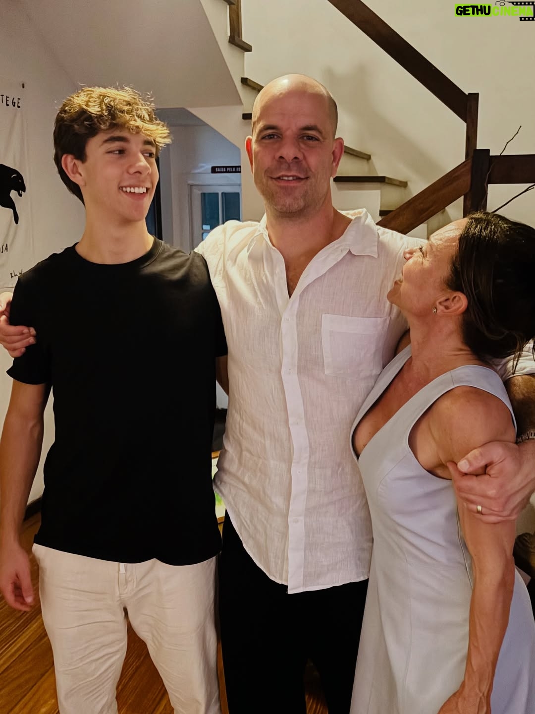 Carla Marins - 7.7K Likes - Niver do meu amor mas o presente é ele, pra mim, pra nossa família e para os amigos.. .
Convivendo bem de pertinho há quase duas décadas,  vibro a cada dia com sua energia contagiante, positiva, sua entrega e seu foco em transformar e impactar nossas vidas com seu amor. Esse amor que cura, transcende e transmuta tudo ao seu redor! Obrigada por tanto! Feliz vida ! Feliz novo ciclo!