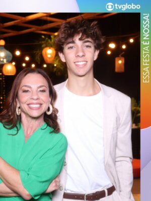 Carla Marins Instagram - Hoje é um novo dia! Esse ano a gravação da vinheta de fim de ano da TV Globo foi especial, podíamos levar um acompanhante e meu eleito foi o filhote Leon de 17 anos. A mesma idade que eu tinha quando assinei com a emissora pra fazer minha primeira novela, Hipertensão, olha só! Muito feliz de poder apresentá-lo à casa onde exerci meu ofício por mais de vinte anos consecutivos e que é tão fundamental para o audiovisual brasileiro. Que venham muitos HEUND!.
.
Obrigada @luizhrios , @aguinaldofsilva , @borachico e @guigobbi por esse retorno em grande estilo! .

.
Obrigada @danifagmakeup pela make linda!