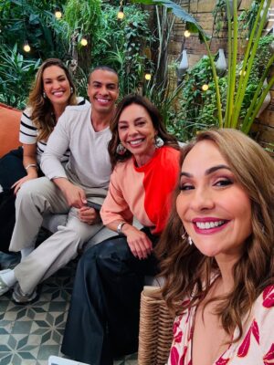 Carla Marins Instagram - Manhã  de sábado repleta de carinho e conversa boa no programa “É de Casa” !  Falamos sobre  Joyce e Historia de Amor e a impressionante repercussão desta personagem e obra tantos anos depois. Relembramos também alguns outros sucessos como Pedra sobre Pedra e Tropicaliente e reiterei minha felicidade de estar de volta à Globo com Xenica, na nova novela das 9 de Aguinaldo Silva, Virgílio Silva e Zé Dassilva.
.
Me senti em casa @beltraomaria , @ritabatista , @talithamorete ,  @thioliveiras  e toda a equipe do @edecasanasredes ❤️‍🔥