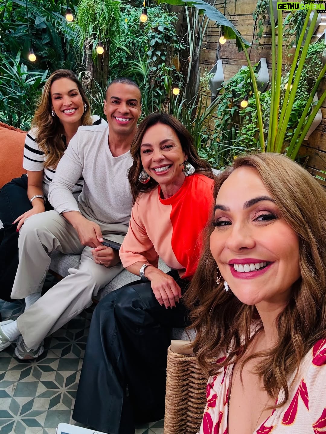 Carla Marins - 20K Likes - Manhã  de sábado repleta de carinho e conversa boa no programa “É de Casa” !  Falamos sobre  Joyce e Historia de Amor e a impressionante repercussão desta personagem e obra tantos anos depois. Relembramos também alguns outros sucessos como Pedra sobre Pedra e Tropicaliente e reiterei minha felicidade de estar de volta à Globo com Xenica, na nova novela das 9 de Aguinaldo Silva, Virgílio Silva e Zé Dassilva.
.
Me senti em casa @beltraomaria , @ritabatista , @talithamorete ,  @thioliveiras  e toda a equipe do @edecasanasredes ❤️‍🔥