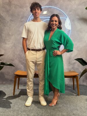 Carla Marins Instagram - Hoje é um novo dia! Esse ano a gravação da vinheta de fim de ano da TV Globo foi especial, podíamos levar um acompanhante e meu eleito foi o filhote Leon de 17 anos. A mesma idade que eu tinha quando assinei com a emissora pra fazer minha primeira novela, Hipertensão, olha só! Muito feliz de poder apresentá-lo à casa onde exerci meu ofício por mais de vinte anos consecutivos e que é tão fundamental para o audiovisual brasileiro. Que venham muitos HEUND!.
.
Obrigada @luizhrios , @aguinaldofsilva , @borachico e @guigobbi por esse retorno em grande estilo! .

.
Obrigada @danifagmakeup pela make linda!