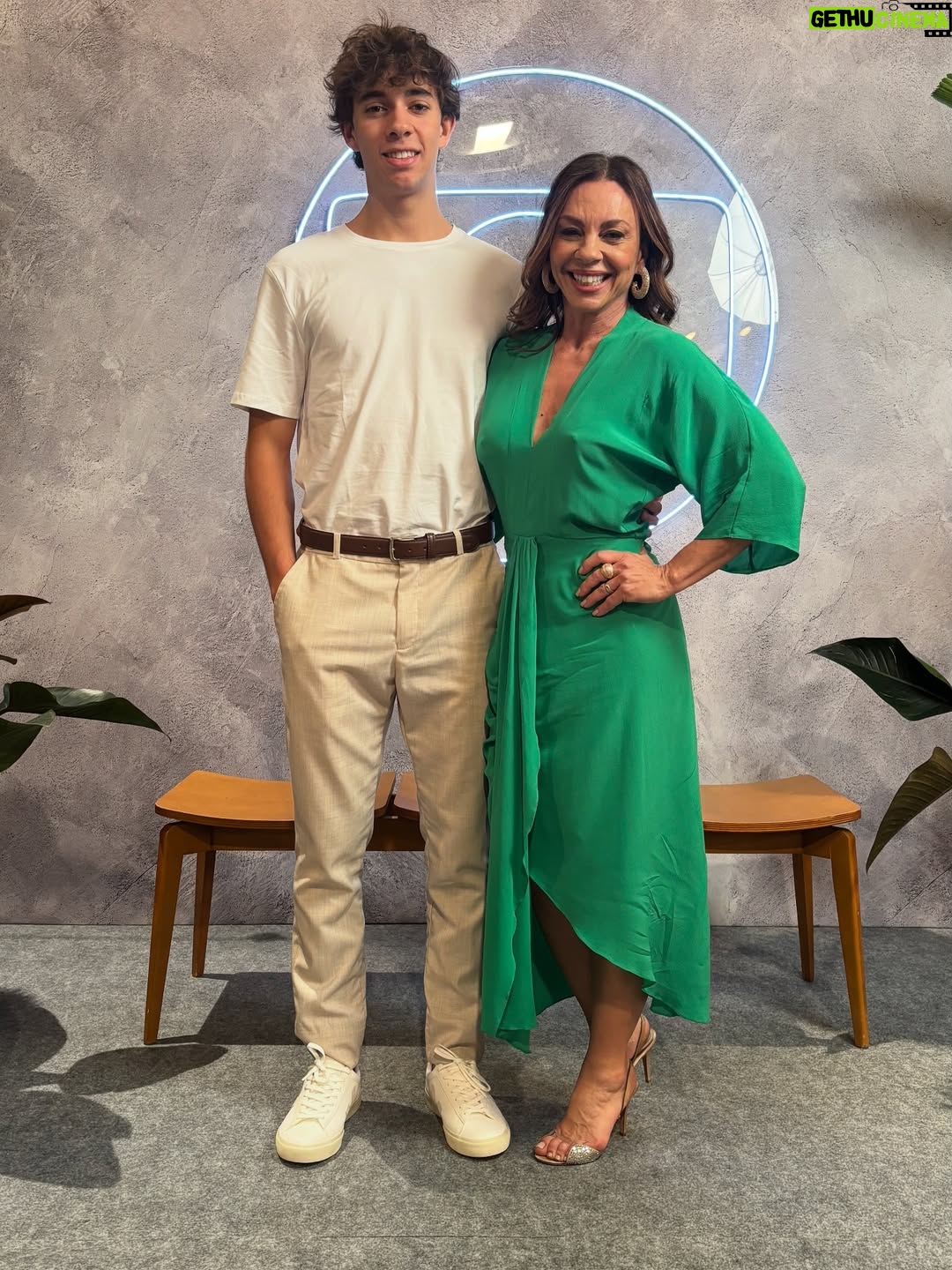 Carla Marins - 44.1K Likes - Hoje é um novo dia! Esse ano a gravação da vinheta de fim de ano da TV Globo foi especial, podíamos levar um acompanhante e meu eleito foi o filhote Leon de 17 anos. A mesma idade que eu tinha quando assinei com a emissora pra fazer minha primeira novela, Hipertensão, olha só! Muito feliz de poder apresentá-lo à casa onde exerci meu ofício por mais de vinte anos consecutivos e que é tão fundamental para o audiovisual brasileiro. Que venham muitos HEUND!.
.
Obrigada @luizhrios , @aguinaldofsilva , @borachico e @guigobbi por esse retorno em grande estilo! .

.
Obrigada @danifagmakeup pela make linda!